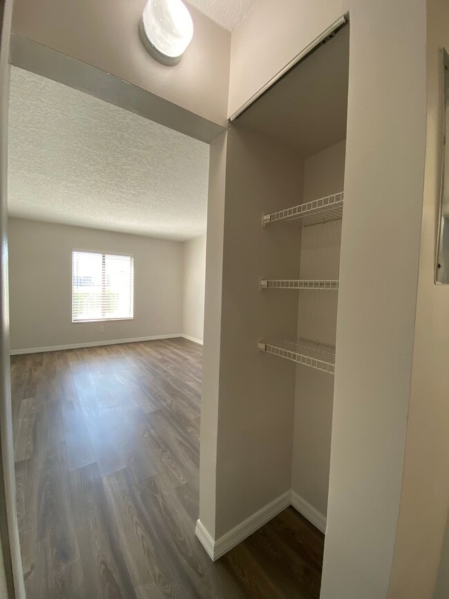 Building Photo - Beautiful 1-Bedroom Condo in Gated East Or...