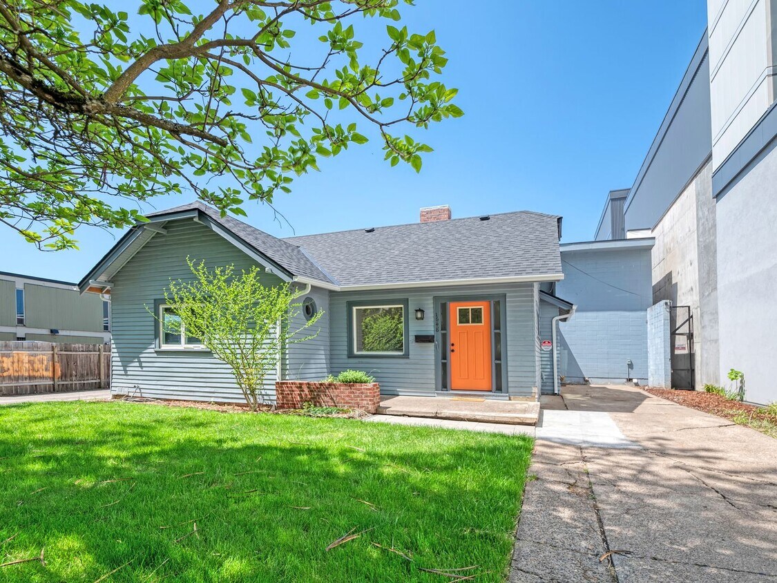 Primary Photo - Newly Updated 3 Bedroom/ 1 Bath Home on Pe...