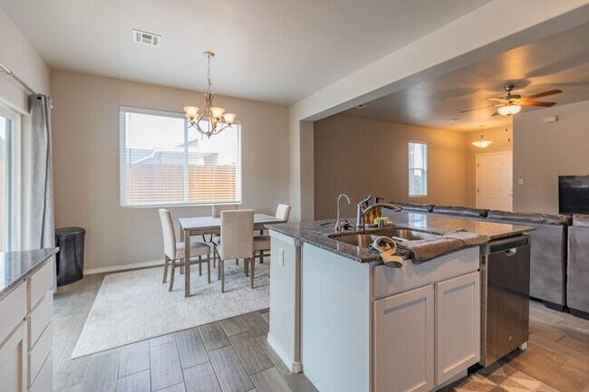Foto del edificio - Beautiful 3 Bedroom/2 Bath Home