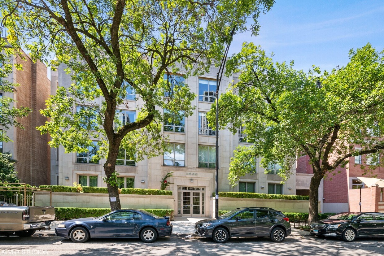 Primary Photo - 1422 N La Salle Dr
