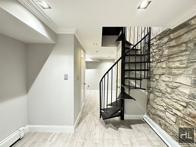 Building Photo - Mott Street