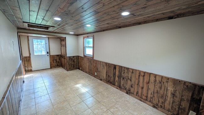 Building Photo - 604 Wilmot Ave