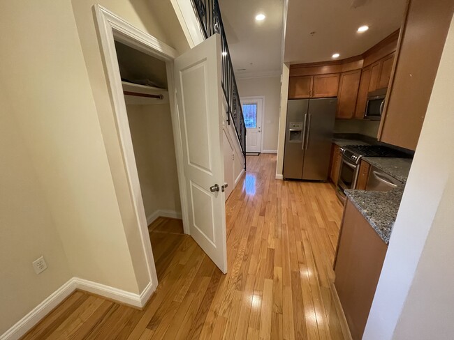 Foto del edificio - 1033 Park Rd NW