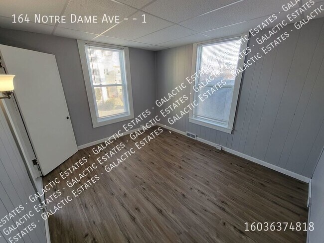 Building Photo - Renovated 3 bed 1st floor west side of Man...