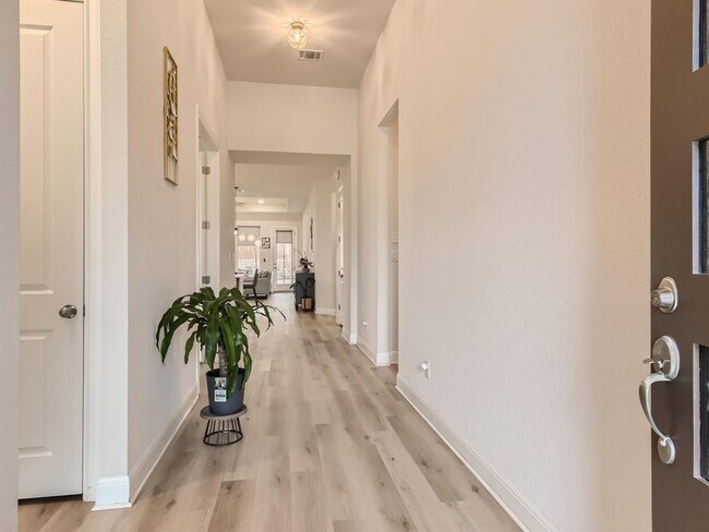 Foto del edificio - 19404 Fernando Trl