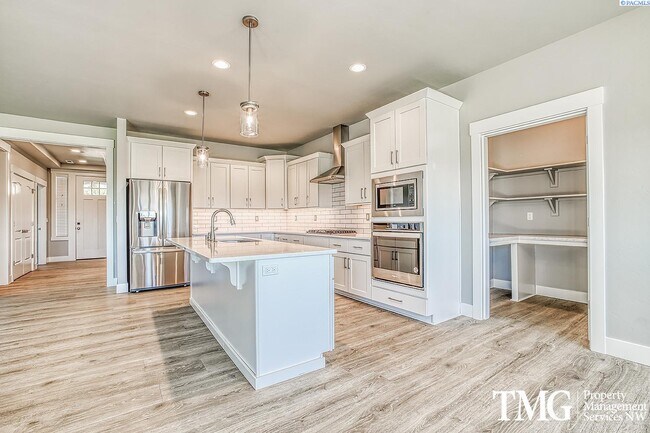 Building Photo - FOR RENT - 5 Bed Richland Home with 3-Car ...