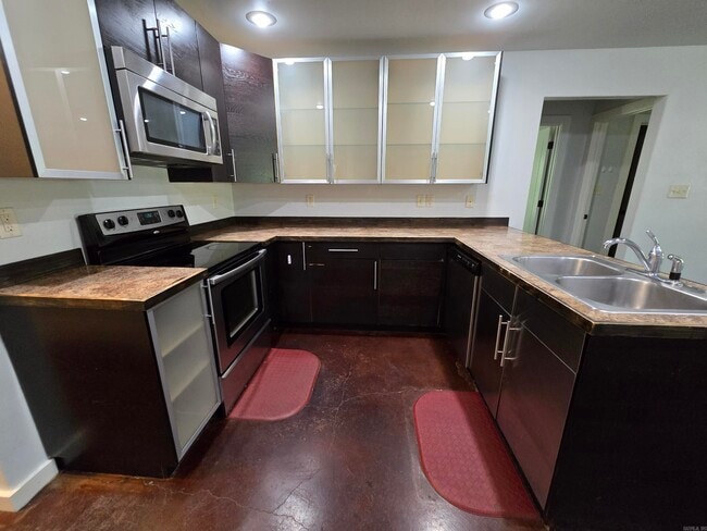 Building Photo - 110 SE 2nd St