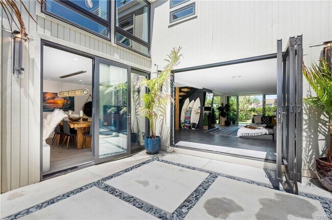 Foto del edificio - Stunning Huntington Harbour Townhome