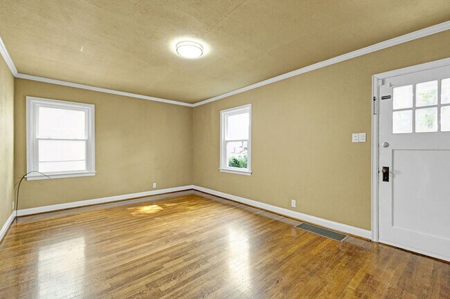 Foto del edificio - 3BR Cottage with Large Backyard, Garage and a Basement!