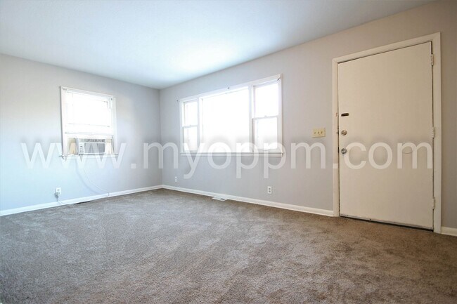 Foto del edificio - 3 Bedroom / 1 Bath Home Available Now!