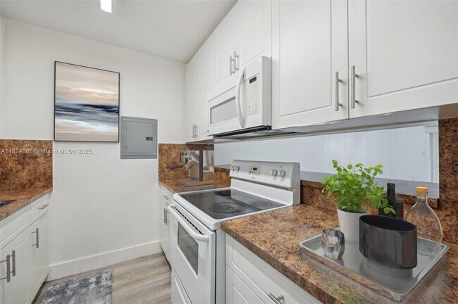 Building Photo - 145 SW 30th Ct