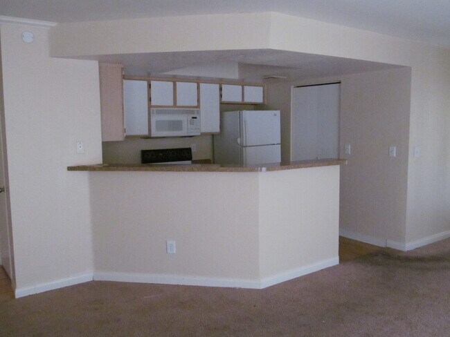 Building Photo - 2 BED 2 BATH DOWNSTAIRS APARTMENT  FOR REN...
