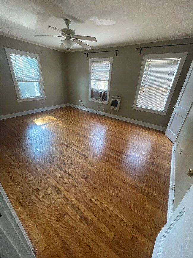 Foto del edificio - 2 Bedroom Apartment in Highland!