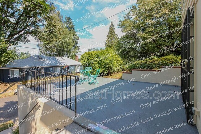 Foto del edificio - 616 SW Moss St