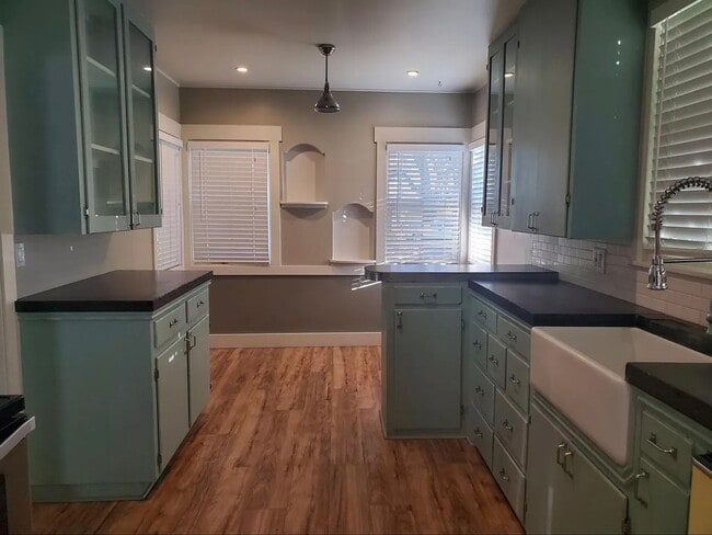 Foto del edificio - Charming 3-Bed, 2-Bath Home with Oversized...