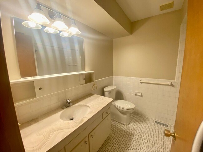Foto del edificio - Ground Floor Large 1 Bedroom 1 Bath Available