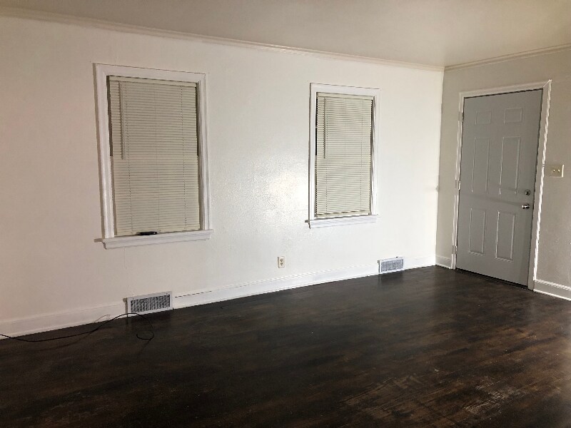 1002 17th St Unit Lower, Rockford, IL 61104 Room for Rent in Rockford