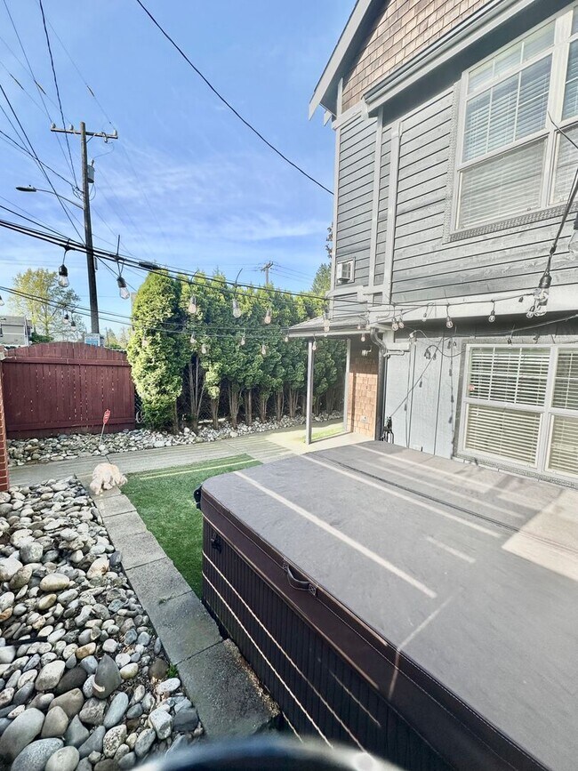 Foto del edificio - Modern 3 bedroom, 2.5 bathroom Townhome in...