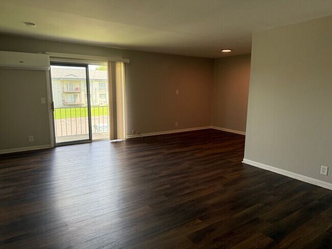 Foto del edificio - 2 Bedroom Unit was recently renovated. Liv...