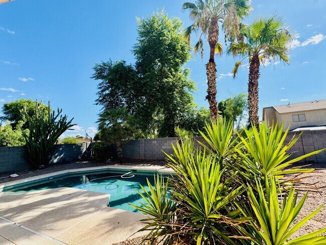 Foto del edificio - Impeccable 3 Bedroom POOL  home  GILBERT a...