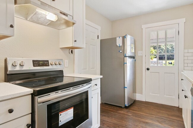 Building Photo - Coming Soon - Charming 3 Bedroom, 1 Bath S...