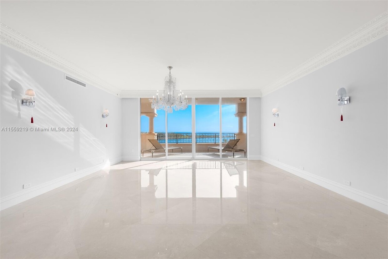 Foto principal - 7154 Fisher Island Dr