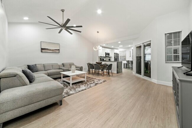 Foto del edificio - 6553 Via Regina