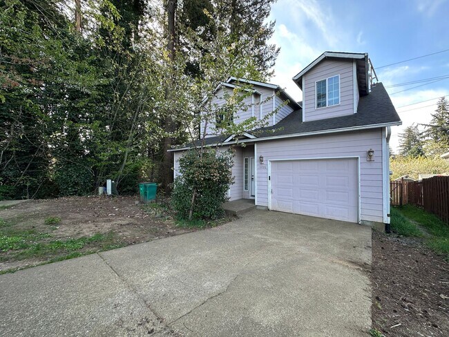 Foto del edificio - Welcome to this spacious and inviting single-family home w/fully fenced backyard! New Carpet Inst...