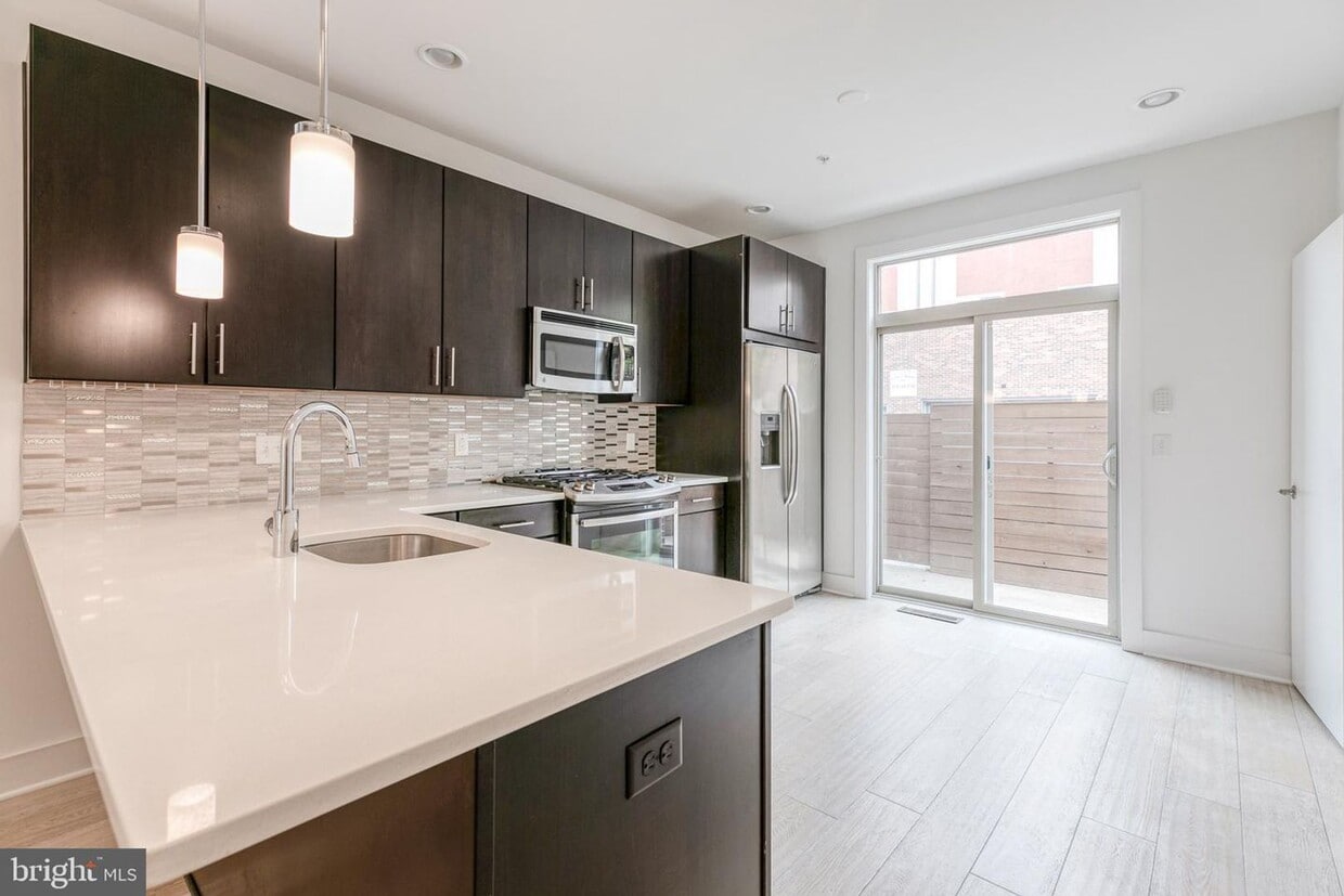 Northern Liberties Townhome with 2 Car Parking - Northern Liberties Townhome with 2 Car Parking