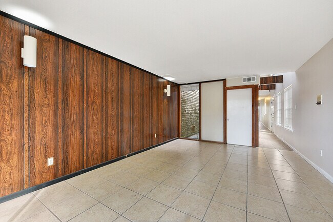 Building Photo - 309-11 Lilac