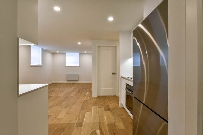 Building Photo - 590 Av. Outremont