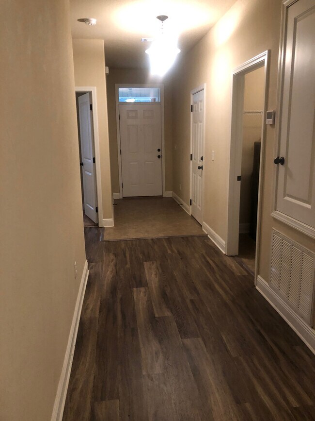 Building Photo - 3-Bedroom Home - Parkwood Commons