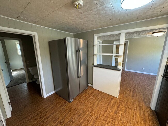 Foto del edificio - Spacious 3-Bedroom, 1-Bathroom Home with Pole Building – $1,525/Month