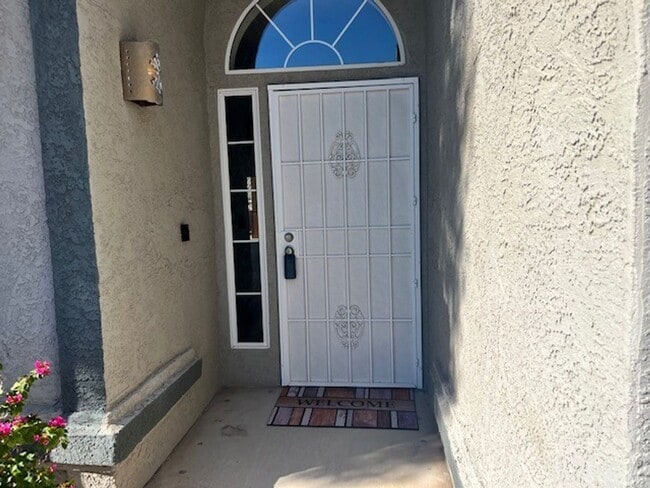 Foto del edificio - 4 BR Luxury Residence with Solar-No ELECTRIC Bills