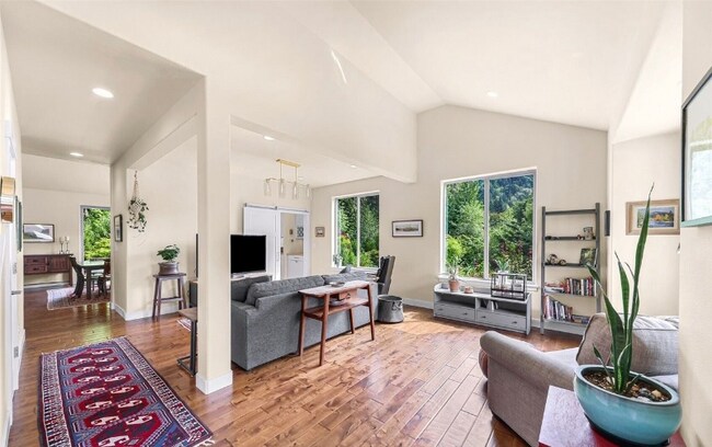 Foto del edificio - 697 Chuckanut Dr N