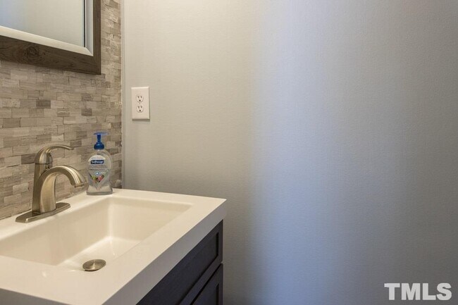 Foto del edificio - 4 Richardson Cir