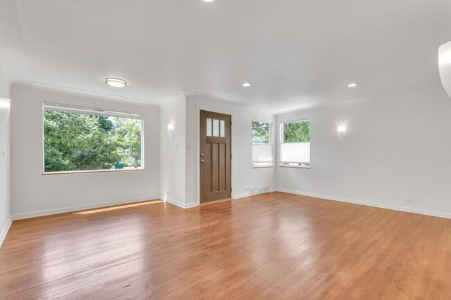 Building Photo - 3032 S Corona St
