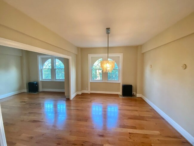 Photo - Have Breakfast at Tiffany's! Dupont's Gleaming Light Filled 2 En-suites w/ W/D at the Tiffany! Apartment