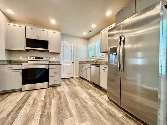 Building Photo - Charming Duplex in Prime Fort Collins Location!