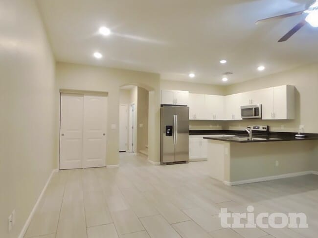 Building Photo - 12564 W Hummingbird Terrace