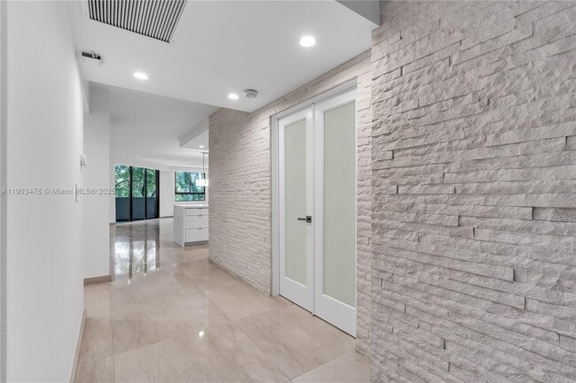 Foto del edificio - 141 Crandon Blvd