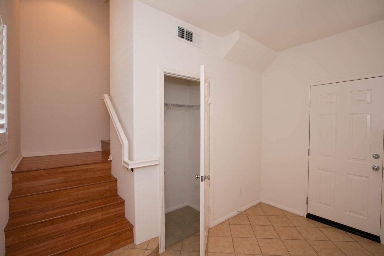 Primary Photo - 720 S San Fernando Blvd