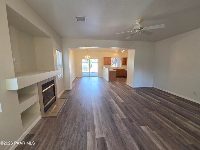 Foto del edificio - 556 N Robles St