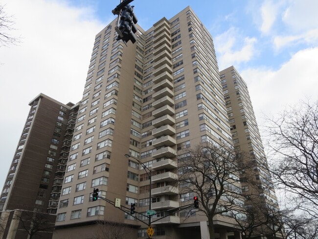 Building Photo - 6301 N Sheridan Rd