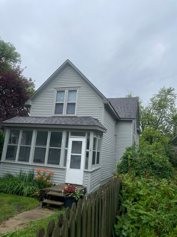 Foto del edificio - 819 Bemidji Ave N