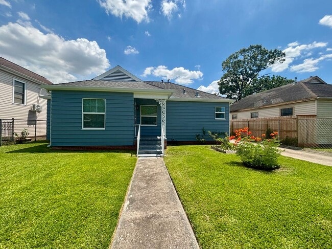 Building Photo - 7402 Japonica St
