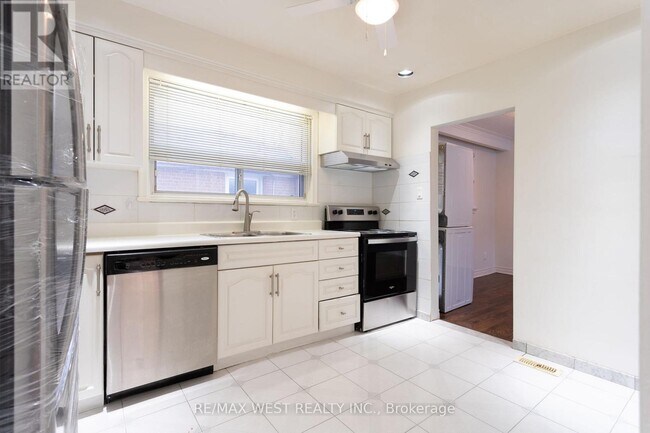 Building Photo - 28 Paragon Rd