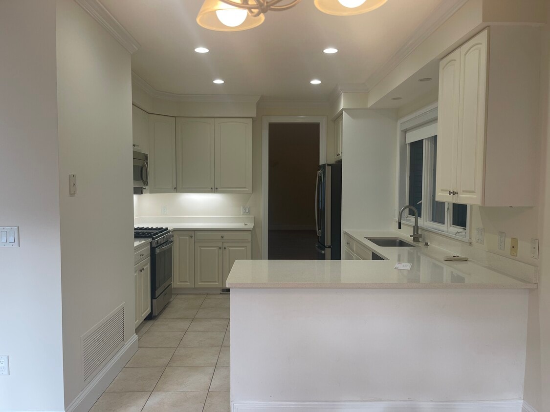 1017 W Roxbury Pky, Chestnut Hill, MA 02467 Townhome Rentals in