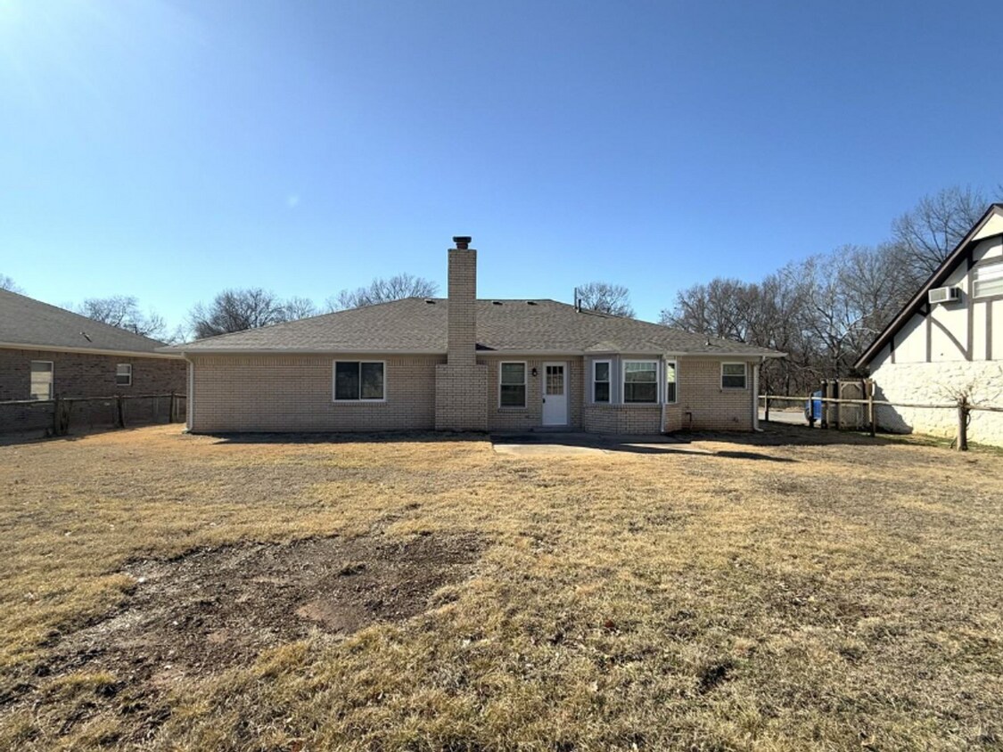 Building Photo - 3 Bed | 2 Bath in Broken Arrow!