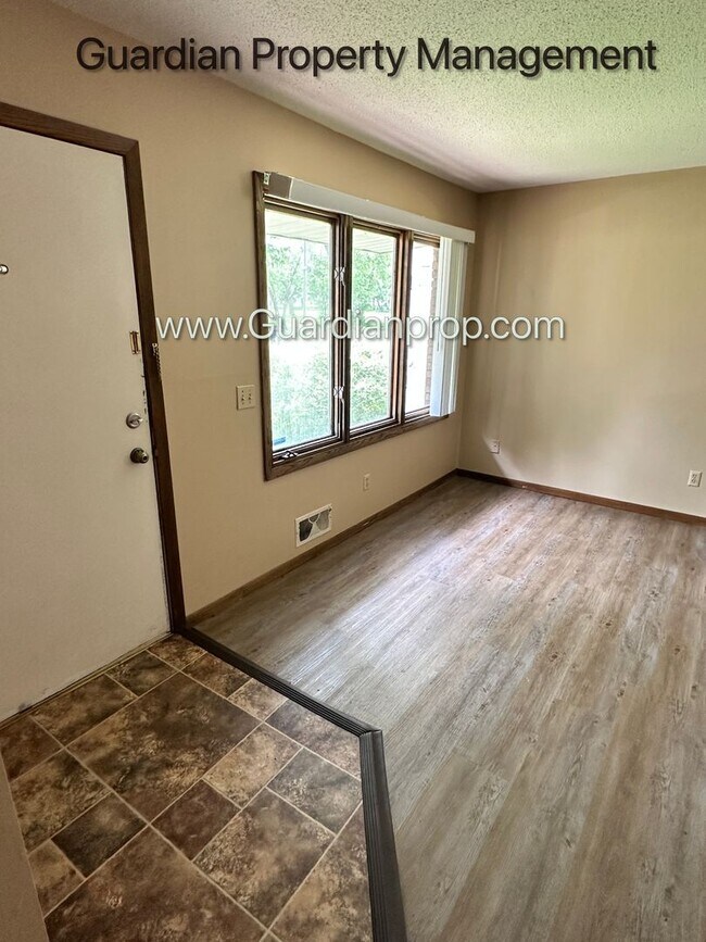 Foto del edificio - Marcy Holmes Side By Side Duplex, Laundry,...